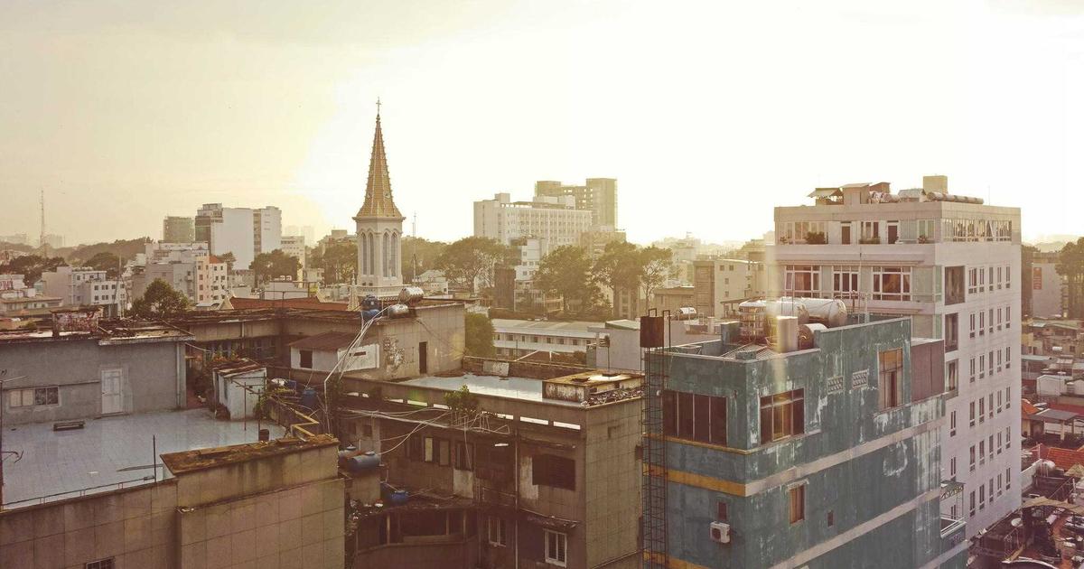 Escape the Echo Chamber: Diverse Tools for Hybrid Team Brainstorms - Remote Work & Productivity